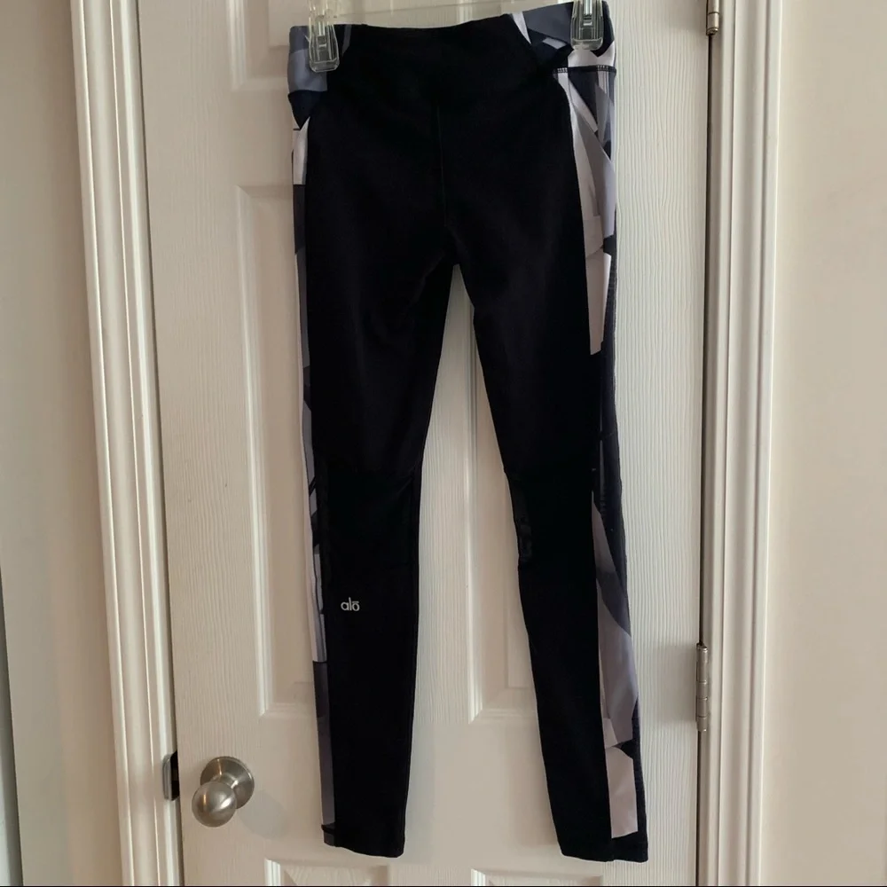 ALO Yoga Leggings - Picture 3 of 8